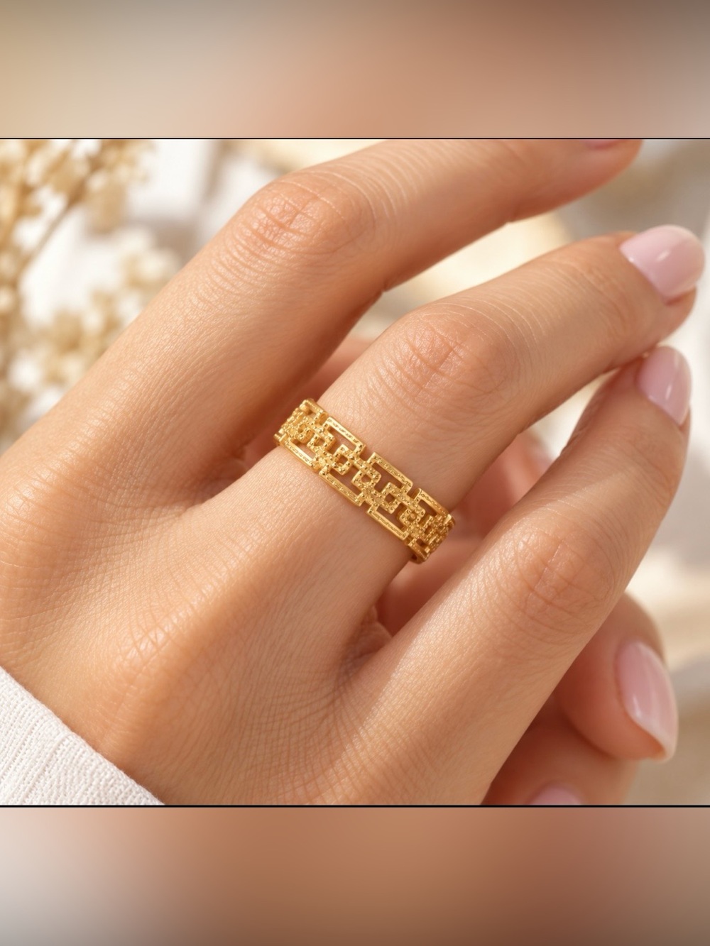 🌺𝑮𝒐𝒍𝒅𝒆𝒏 𝑸𝒖𝒊𝒆𝒕 𝑳𝒖𝒙𝒖𝒓𝒚 𝑹𝒊𝒏𝒈🌺
Elevate your style with this elegant statement ring,